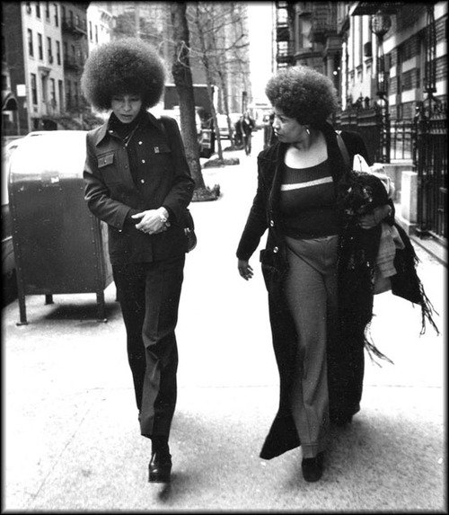 Dos mujeres luciendo su peinado afro