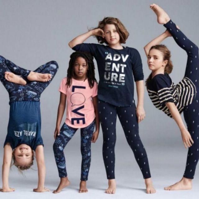 Publicidad de la marca Gap con tres niñas blancas y una niña afro
