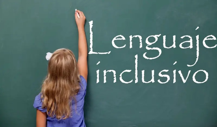 Niña escribiendo en el pizarrón lenguaje inclusivo