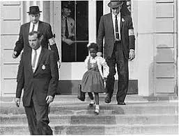 Foto de Ruby Bridges escoltada por la policía para evitar ataques racistas