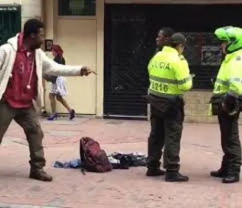 Fotografía de Carlos Angulo y policas durante requisa