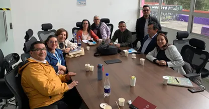 Profesores y estudiantes reunidos con la Profesora Fátima Abdalla