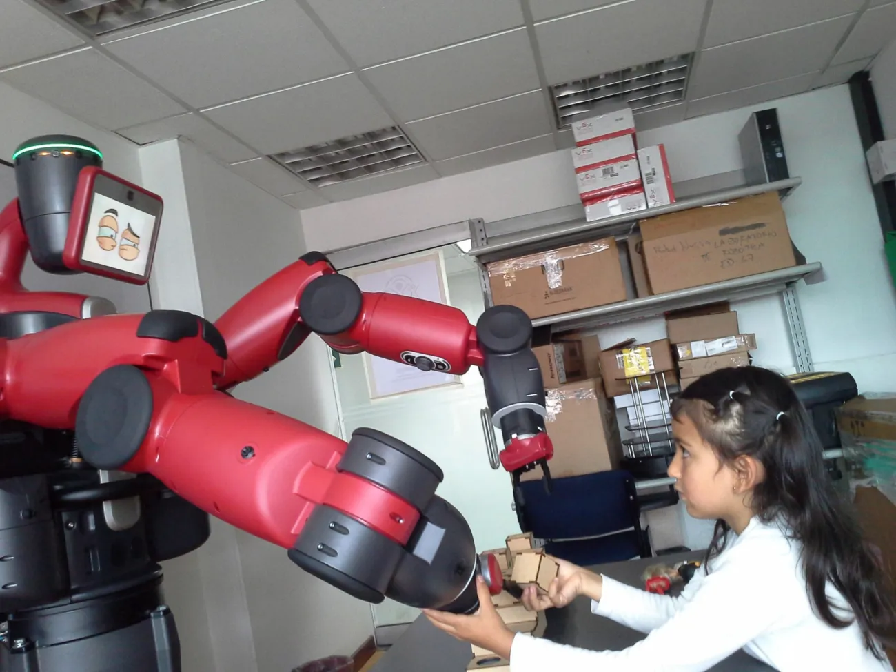 Niña interactuando con robot